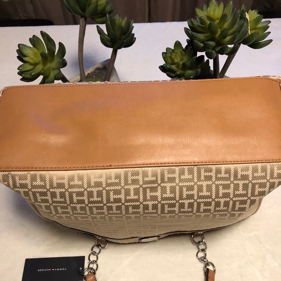 Tommy Hilfiger Signature brown, cream and tan tote - Picture 9 of 11